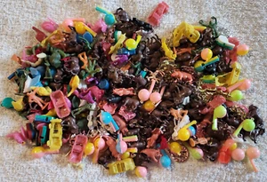 Lot of 300 pieces Vintage vending / gumball machine plastic toys 1970's / 1980's - Picture 1 of 9