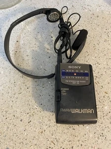 Sony Walkman Vintage mit Kopfhörer funktioniert nicht tragbar - Bild 1 von 2