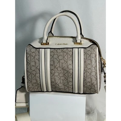 Bolso Cartera Calvin Klein Monograma Barril Blanco Beige Dorado Herrajes Foto 1 de 4