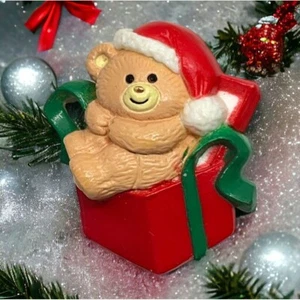 Russ Weihnachts Brosche Vintage Anstecknadel Teddybär Nikolausmütze Geschenk Kunststoff - Bild 1 von 6