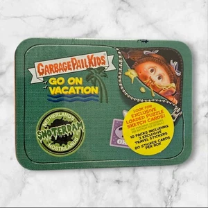 2021 GARBAGE PAIL KIDS: KIDS GO ON HOLIDAY - TIN Factory Sealed  - Bild 1 von 2