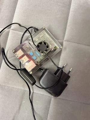 Raspberry Pi 3 B+ Mini PC mit Gehäuse, Netzteil, SD-Karte - Bild 1 von 3