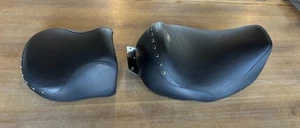 1997 - 2007 GENUINE HARLEY DAVIDSON ROAD KING V LOGO STOCK SEAT Studs - Bild 1 von 18