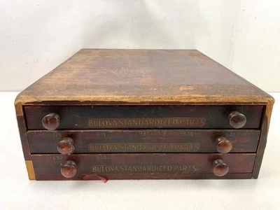 Antiguo gabinete de relojero BULOVA “Piezas estandarizadas” - Estuche de madera con 3 cajones, Foto 1 de 4