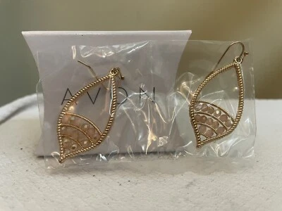 Pendientes perforados en lágrima rubor con cuentas playa Avon 2018 Foto 1 de 3