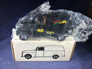 I1-48 ERTL 1:25 SCALE DIE CAST BANK - 1950 PANEL TRUCK - MELLOW YELLOW 42