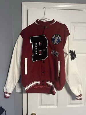 Chaqueta Universitaria Boohoo Hombre Blanca, Roja y Negra Talla M Foto 1 de 4