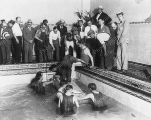 Houdini In Swimming Pool Stunt 8x10 Reprint Of Old Photo - Picture 1 of 1
