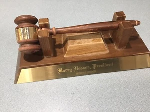 VINTAGE JUDAICA JUDEA TEMPLE NAMED PRESIDENT GAVEL WITH STAND NAMED PLAQUE 1983 - Picture 1 of 5