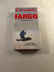 FARGO VHS, 1996 POLYGRAM VIDEO THRILLER COEN MACY MCDORMAND NEU FABRIKVERSIEGELT - Bild 1 von 2