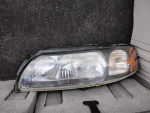 2001-2004 Volvo S60 V70 XC70 Headlight Halogen left driver side genuine Oem nice - Picture 1 of 9