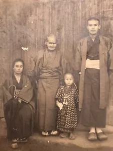 1941 Vintage Japanese Photograph Family Kimono Ancestors Traditional Dress Japan - Foto 1 di 4