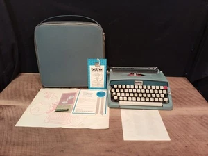 Macchina da scrivere portatile manuale vintage Brother Opus 888 blu con custodia ed etichette - Foto 1 di 16