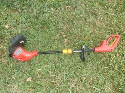 UT41112A Homelite 13" 4Amp Straight Electric String Trimmer SN: BM12421D161153 - Image 1 of 3