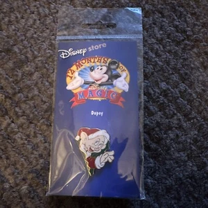 Disney Pin 16963 Store Dopey 12 Monate Zauber Weihnachtskranz Schneewittchen - Bild 1 von 3