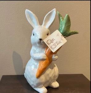 Hip & Hop Keramik Hase Kaninchen hält Karotte Neu Ostern Figur Deko Neu - Bild 1 von 4