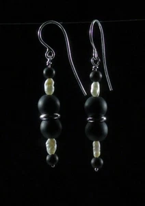 Orecchini pendenti in argento sterling con sfere di onice nero e perle barocche - Foto 1 di 8