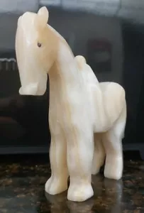 Statuina in pietra intagliata alabastro onice cavallo colore pesca con sella - Foto 1 di 10