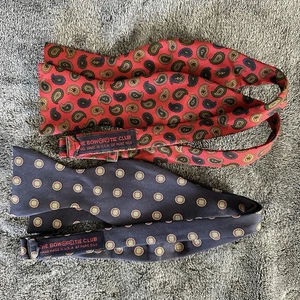 The Bow Tie Club Fliege blau & rot 2,5" breit handgefertigt in den USA reine Seide - Bild 1 von 4