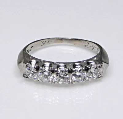 Banda de aniversario vintage de 5 piedras de platino y diamantes Foto 1 de 4