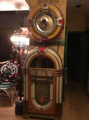 1946 Original Wurlitzer model 1015 Jukebox Bubbler With Speak Plays 78's - Image 1 of 4