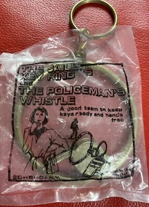 Portachiavi carceriere e fischietto del poliziotto nuovo con scatola Taiwan DeeBee Co NY - 3" vintage - Foto 1 di 5