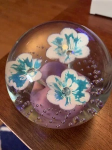 Pisapapeles Jeff Sammartino Vidrio Aqua y flores blancas rosa base Wheaton Village - Imagen 1 de 5