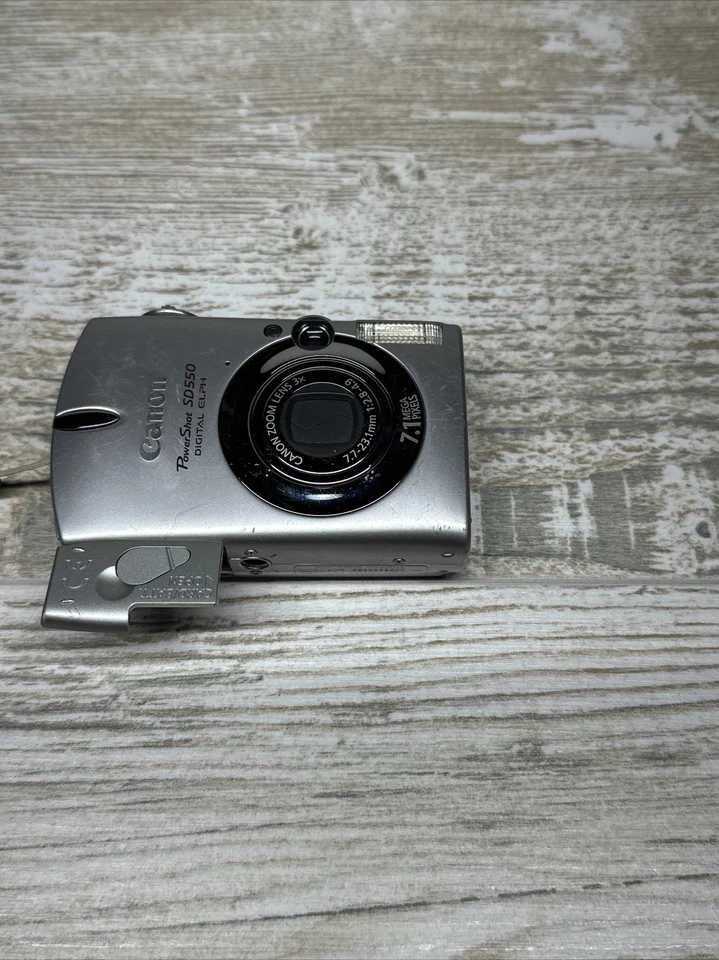 Problemas na porta da bateria da câmera digital Canon PowerShot ELPH SD550 - Imagem 1 de 4