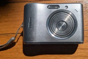 Nikon Coolpix L15 8.0 MP Compact Digital Camera Silver FOR PARTS OR REPAIR - Picture 1 of 2