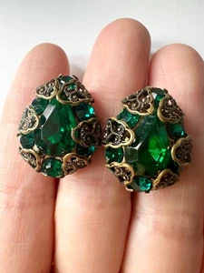 Vintage made in Austria green glass screw back Earrings - Picture 1 of 6