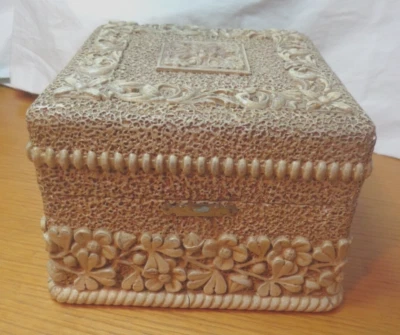 ANTIGUA/VICTORIANA CAJA DE CUELLO ORNAMENTADO PARA HOMBRE Y 2 COLLARES 7,5X7,5X5,5 MAGNÍFICO YESO? Foto 1 de 4