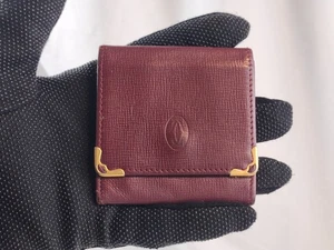 AUTHENTISCHE MUST DE CARTIER BORDEAUX LEDER GELDBÖRSE MÜNZBÖRSE Druckknopf BURGUND flach - Bild 1 von 24