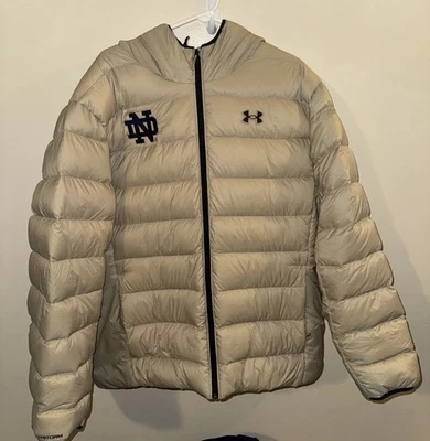 CHAQUETA DORADA HINCHADA CREMALLERA COMPLETA BALONCESTO NOTRE DAME EMITIDA POR EL EQUIPO USADA XXL 2XL Foto 1 de 4