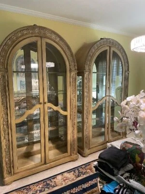 Gran armario antiguo de curiosidades con puertas de cristal Foto 1 de 2