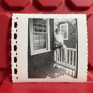 Mujer Leggy apoyada en riel de porche 3 3/4 x 3 1/2 fotografía vintage años 50 - Imagen 1 de 2