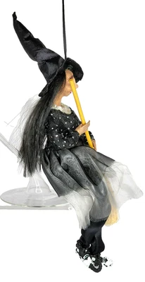 Vassoura bruxa Halloween vestido preto strass decoração sentado pendurado 15" de altura - Imagem 1 de 4