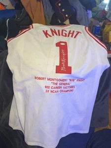 ¡Jersey de baloncesto rojo autografiado firmado por Bobby Knight Indiana! Certificado de autenticidad JSA - Imagen 1 de 9