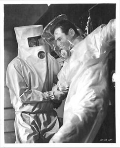 Dr No 8x10 inch photo Joseph Wiseman and Sean Connery fight in hazmat suits - Picture 1 of 1