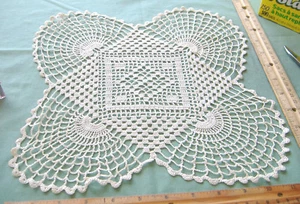 VINTAGE 11 1/2 INCH SQUARE HAND CROCHETED WHITE DOILY ~H - Bild 1 von 4