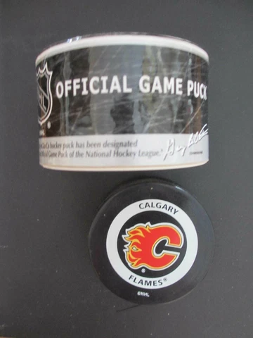 CALGARY FLAMES 2000-02 OFFICIAL GAME PUCK NEW IN ORIGINAL PACKAGE Cover