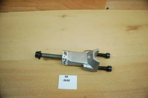 Yamaha V2D1-23442-00-00 HOLDER, HANDLE LOWER xb3640 - Bild 1 von 1