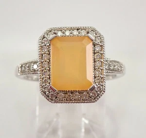 Anillo de compromiso de oro blanco de 14 quilates con halo de diamantes y ópalo talla 7 de octubre - Imagen 1 de 5