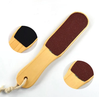 Herramienta de pedicura de lima de pies de doble cara removedor de callos de piel muerta mango de madera Foto 1 de 3