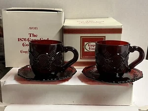 AVON CAPE COD 2 TASSEN & UNTERTASSEN SET RUBINROT GLAS MIT BOXEN ZWEI 1990 TEE KAFFEE NEU - Bild 1 von 20
