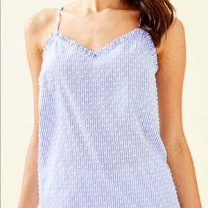 Top Lilly Pulitzer Anochecer con Volantes en Azul Peri Tinte Hilo Tinte Rayas Talla Pequeña - Imagen 1 de 8