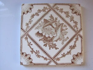 ANTICO VICT. PIASTRELLA STAMPA CONCHIGLIE ESTETICHE 6" E ALGHE #301 - T A SIMPSON? - Foto 1 di 2