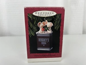 Hallmark Adorno de recuerdo de Navidad cálido y especial amigos Hersheys ratones 1993 - Imagen 1 de 4
