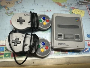 Console Nintendo Super Famicom con 2 controller cablati grigi - Foto 1 di 2