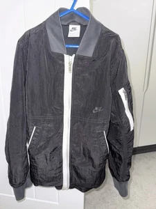 Chaqueta de bombardero forrada Nike Sportswear para niños/talla mediana, negra, blanca, DM8115-010 - Imagen 1 de 4