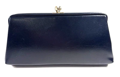 Bolsa de mão de vinil vintage década de 1960 azul marinho bolsa de embreagem tom dourado corrente e trava beijo - Imagem 1 de 4